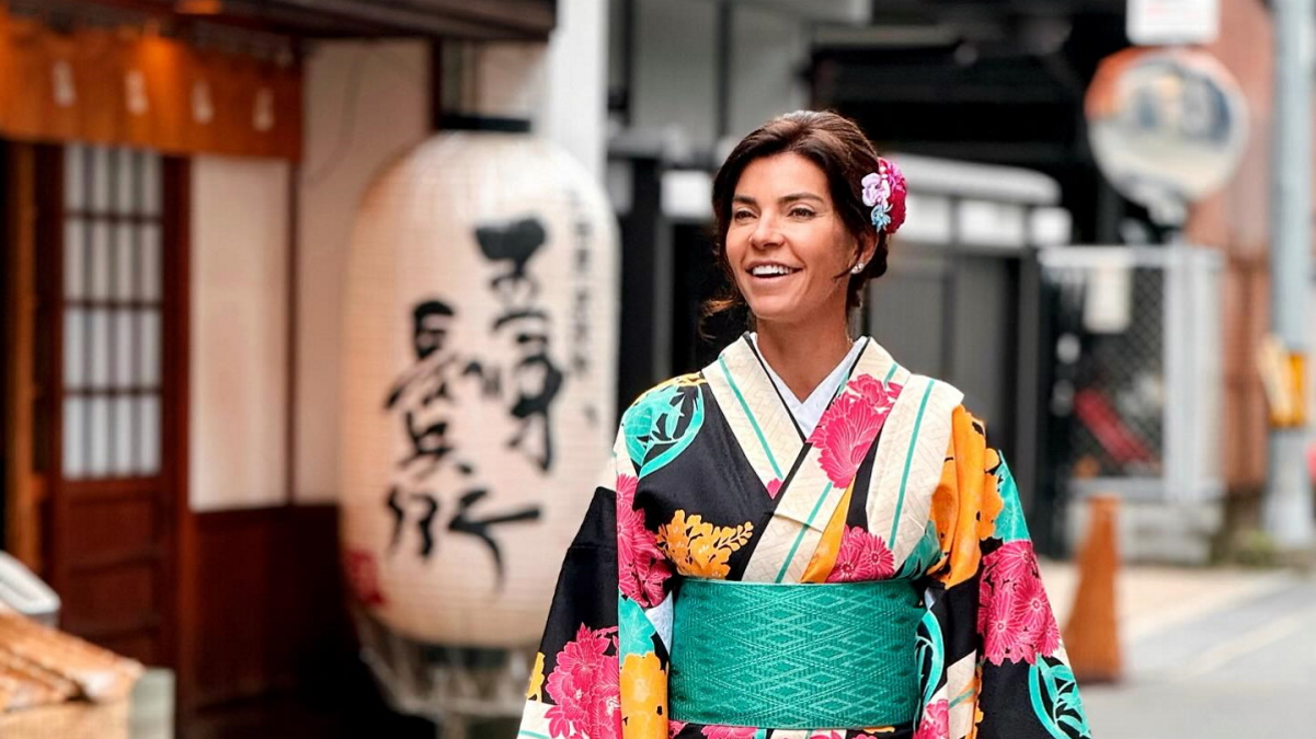 Μαρίνα Βερνίκου: Ποζάρει ντυμένη γκέισα στο Κιότο