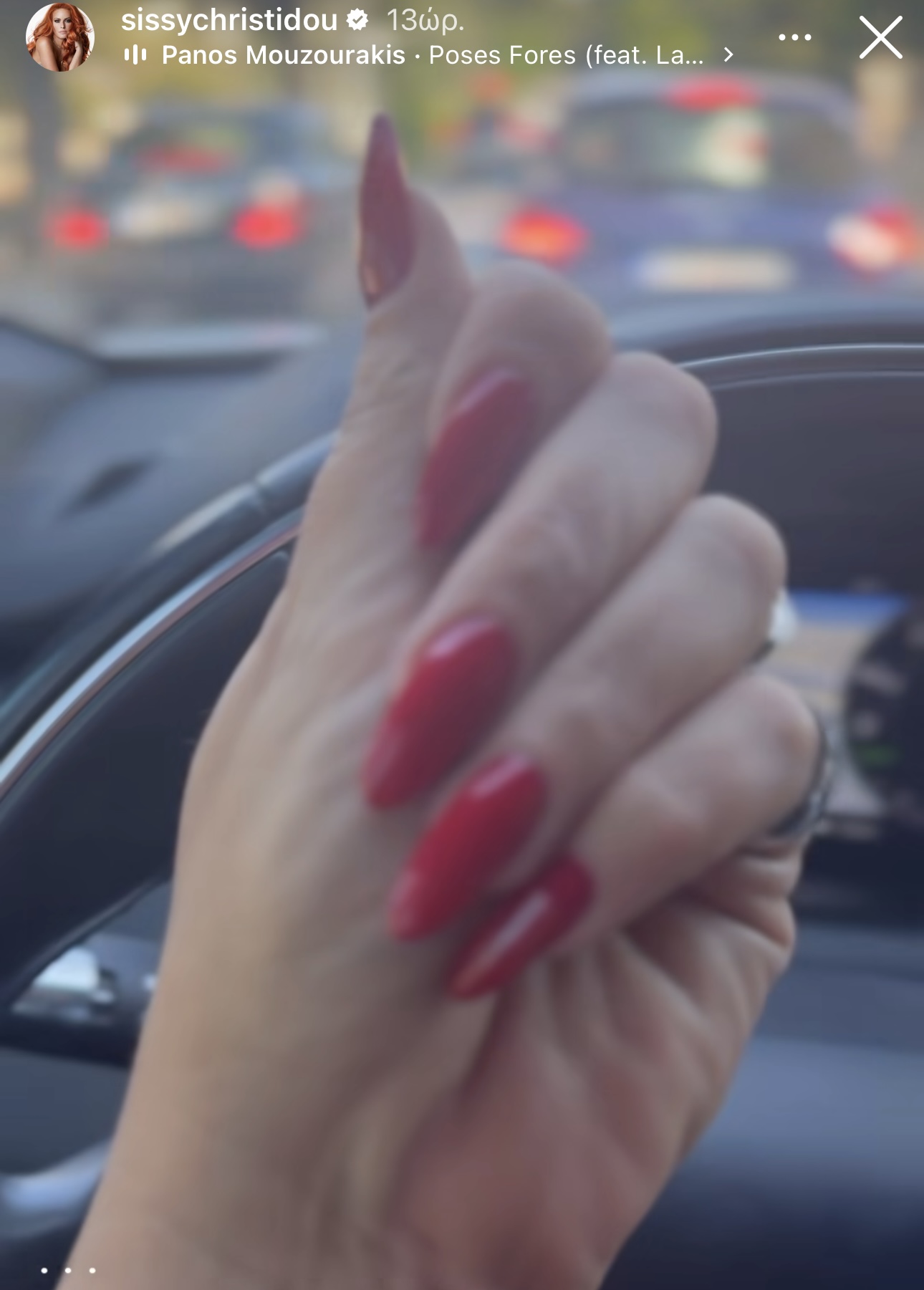  Η Σίσσυ Χρηστίδου με stiletto nails 