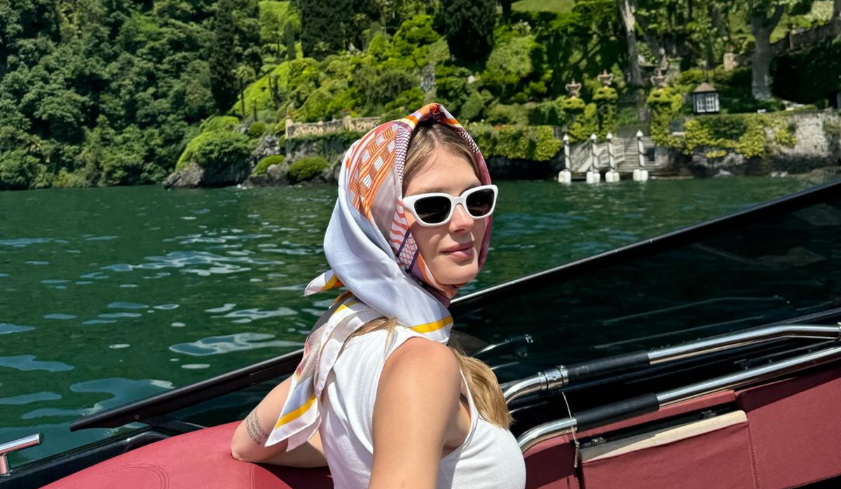 Αμαλία Κωστοπούλου: Με iconic Fendi τσάντα στην Ιταλία – Οι διακοπές με τον αγαπημένο της στη λίμνη Κόμο