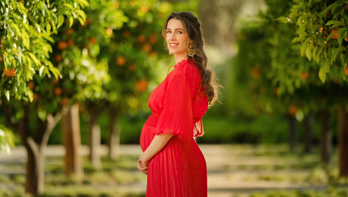 Κομψή στην εγκυμοσύνη: Η πριγκίπισσα Ράτζουα της Ιορδανίας με το ιδανικό κόκκινο φόρεμα – Πόσο κοστίζει