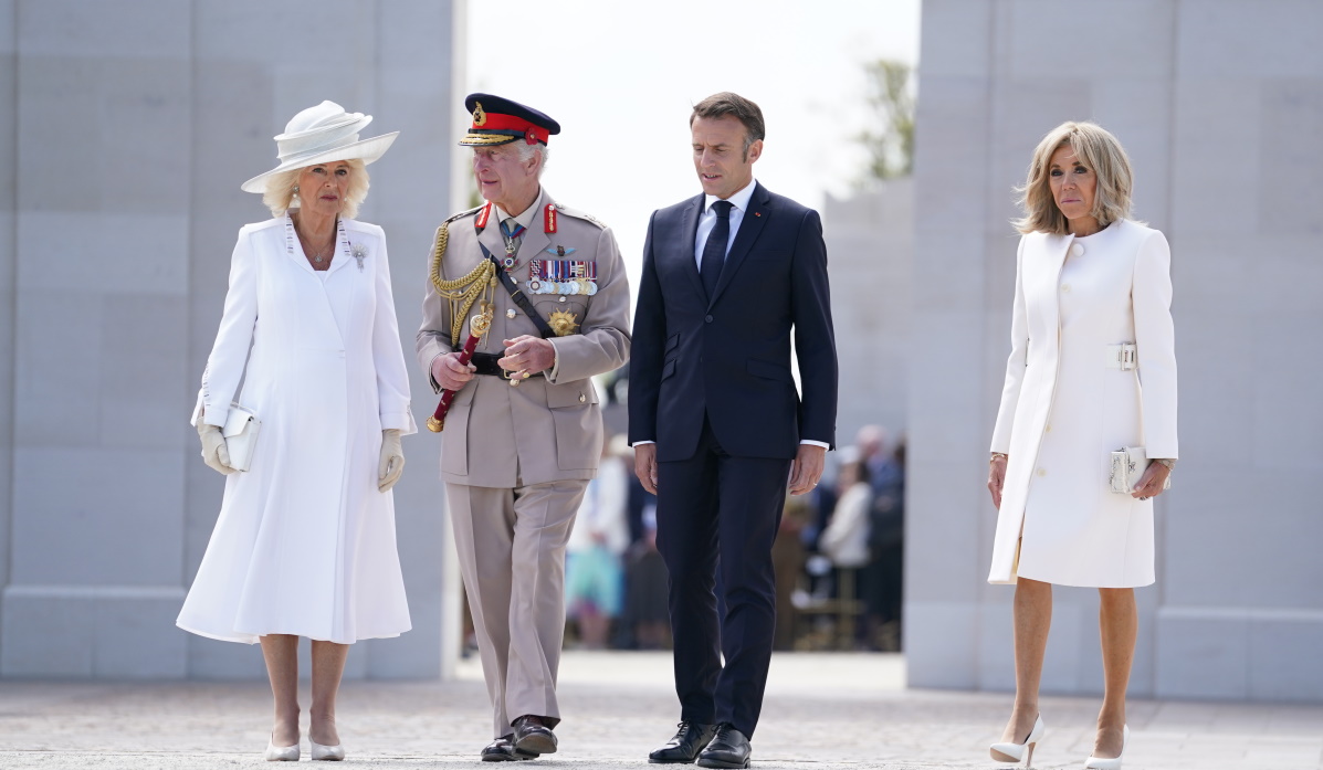Στα λευκά η βασίλισσα Καμίλα και η Μπριζίτ Μακρόν στις εκδηλώσεις μνήμης για τα 80 χρόνια από την D-Day