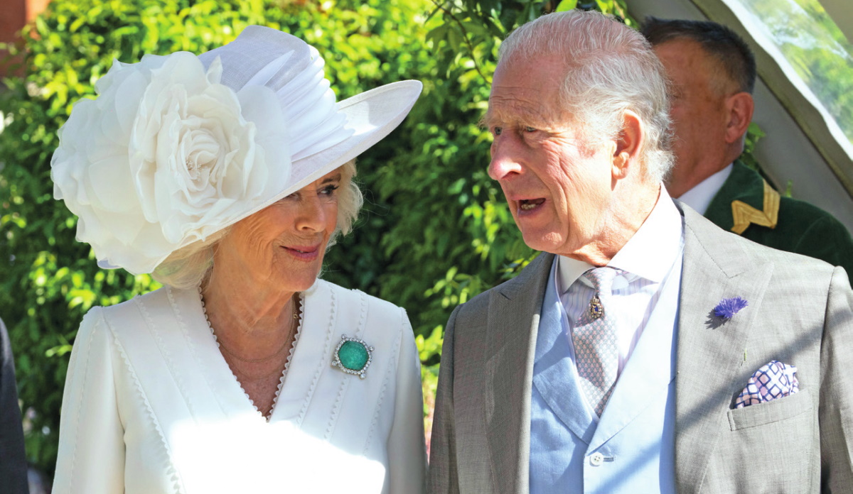 Βασίλισσα Καμίλα: Με chic λευκό Dior σύνολο δίπλα στον βασιλιά Κάρολο στο Άσκοτ