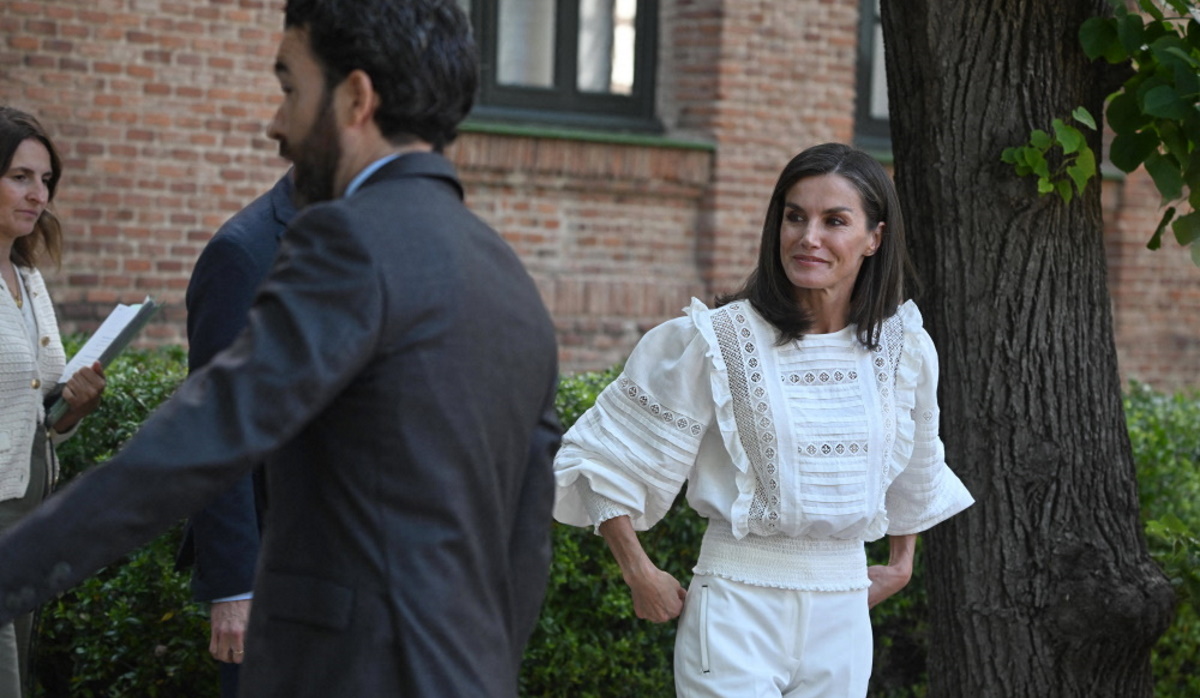 Βασίλισσα Λετίσια: Η νέα εμφάνιση με vintage λευκή ρομαντική μπλούζα από οικονομική αλυσίδα ρούχων