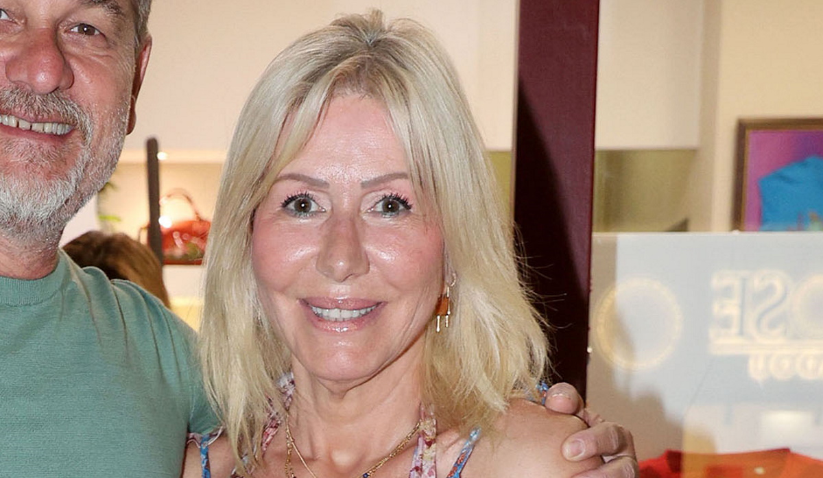 Λίζα Δουκακάρου: Με φυσικό look και τα must σανδάλια του καλοκαιριού σε σπάνια εμφάνιση με τον σύζυγό της