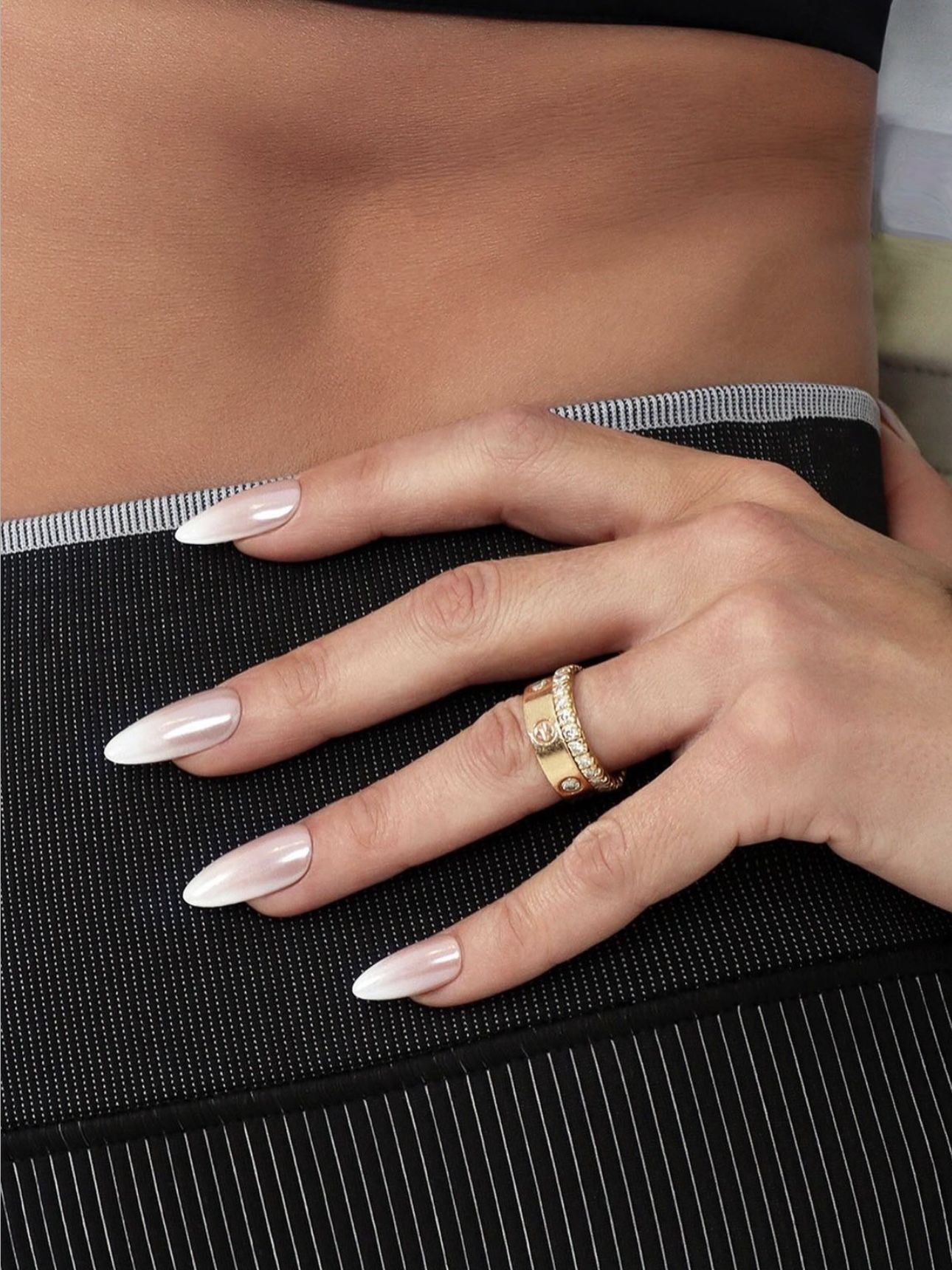 Η Φαίη Σκορδά με pearly chrome nails 