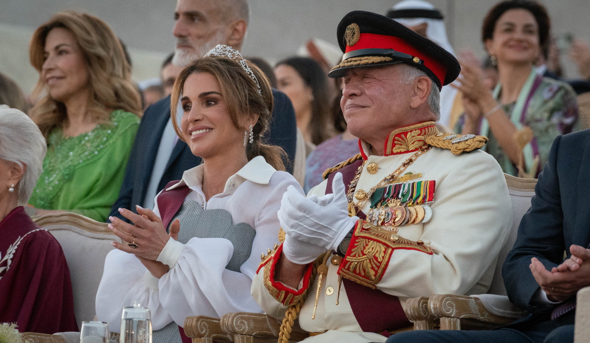 Ράτζουα Αλ Χουσεΐν: Στο Αργυρό Ιωβηλαίο του βασιλιά Αμπντουλάχ και της βασίλισσας Ράνια με αυτοκρατορικό  φόρεμα