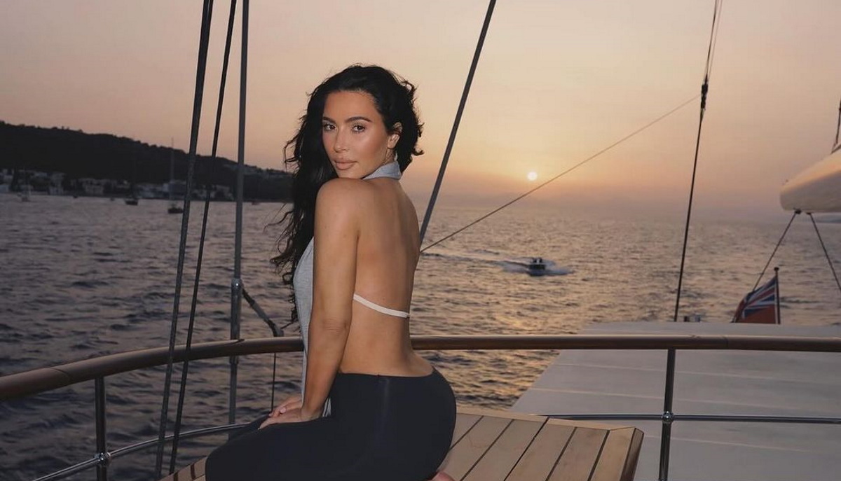 Kim Kardashian: The sex is about her from her holidays in Greece with the sunset as her background