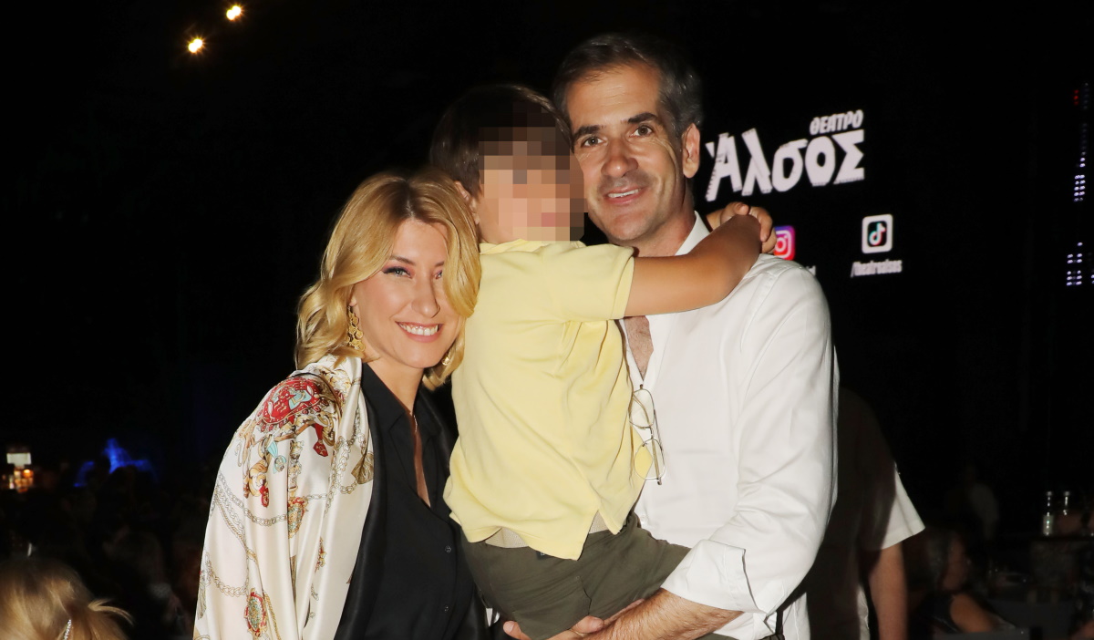 Σία Κοσιώνη – Κώστας Μπακογιάννης: Με τον γιο τους Δήμο στο Θέατρο Άλσος