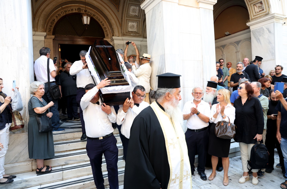 Η κηδεία του Χρήστου Γιανναρά τελέστηκε στον Ιερό Ναό Αγίας Ειρήνης στην Αιόλου.