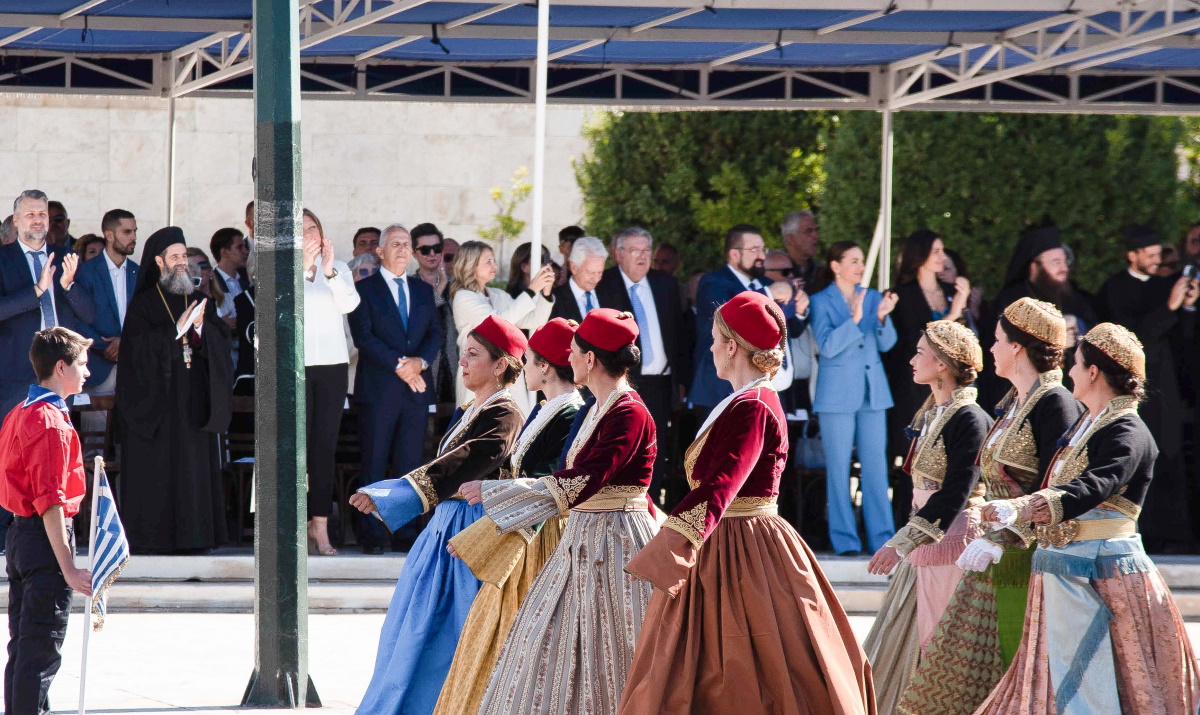 Παρέλαση 28ης Οκτωβρίου: Η πρώτη δημόσια εμφάνιση του Χάρη Δούκα και της Γεωργίας Πολυτάνου μετά τον γάμο και το look της Όλγας Κεφαλογιάννη στο Σύνταγμα