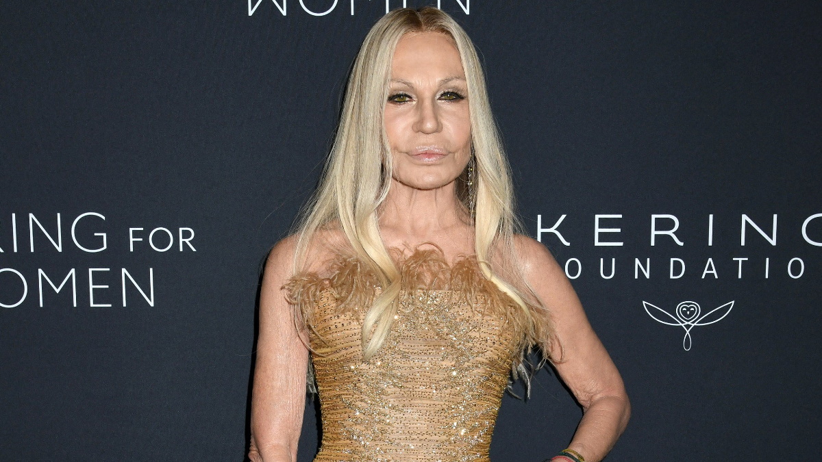 Αγνώριστη η Donatella Versace στα 69 της χρόνια – Τα σχόλια των θαυμαστών της