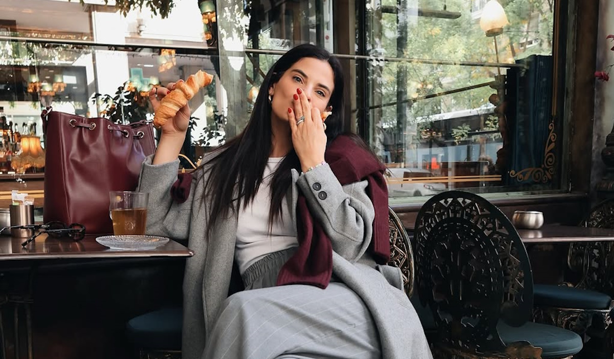 Χριστίνα Μπόμπα: Το απόλυτο grey outfit της influencer είναι η τέλεια ιδέα για βόλτες και επαγγελματικά ραντεβού