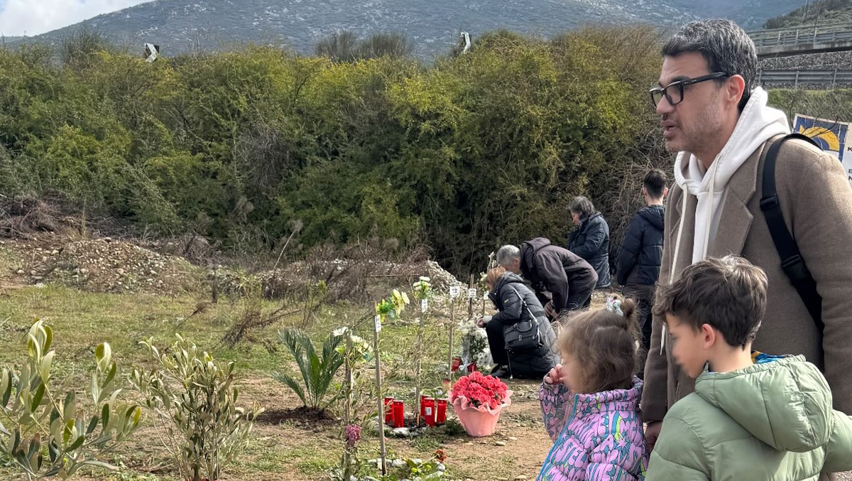 Τέμπη – Παντελής Τουτουντζής: Με τα παιδιά του στο σημείο της τραγωδίας