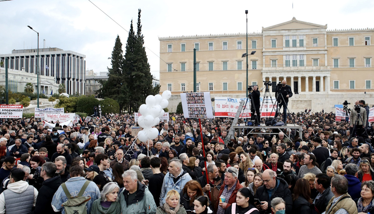 Τέμπη: Η συγκινητική στιγμή που πέταξαν 57 μπαλόνια στον ουρανό την ώρα που είχε γίνει το τραγικό δυστύχημα πριν από δύο χρόνια