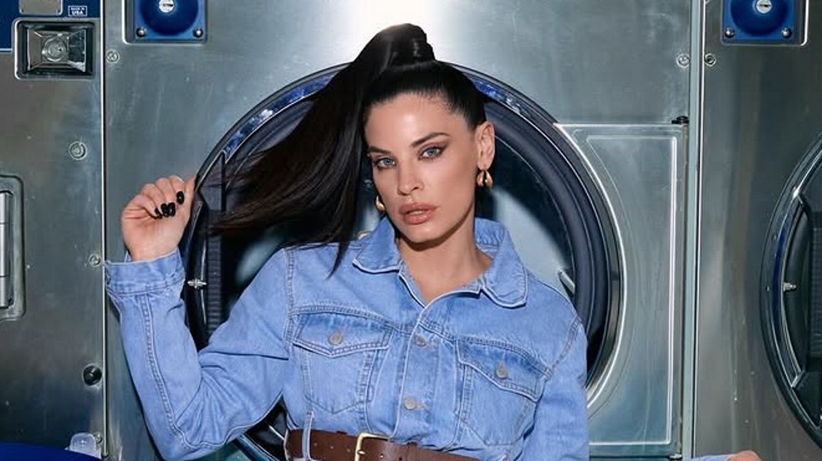 Η Χριστίνα Μπόμπα με Double Denim: Η αναγέννηση ενός κομψού στυλ