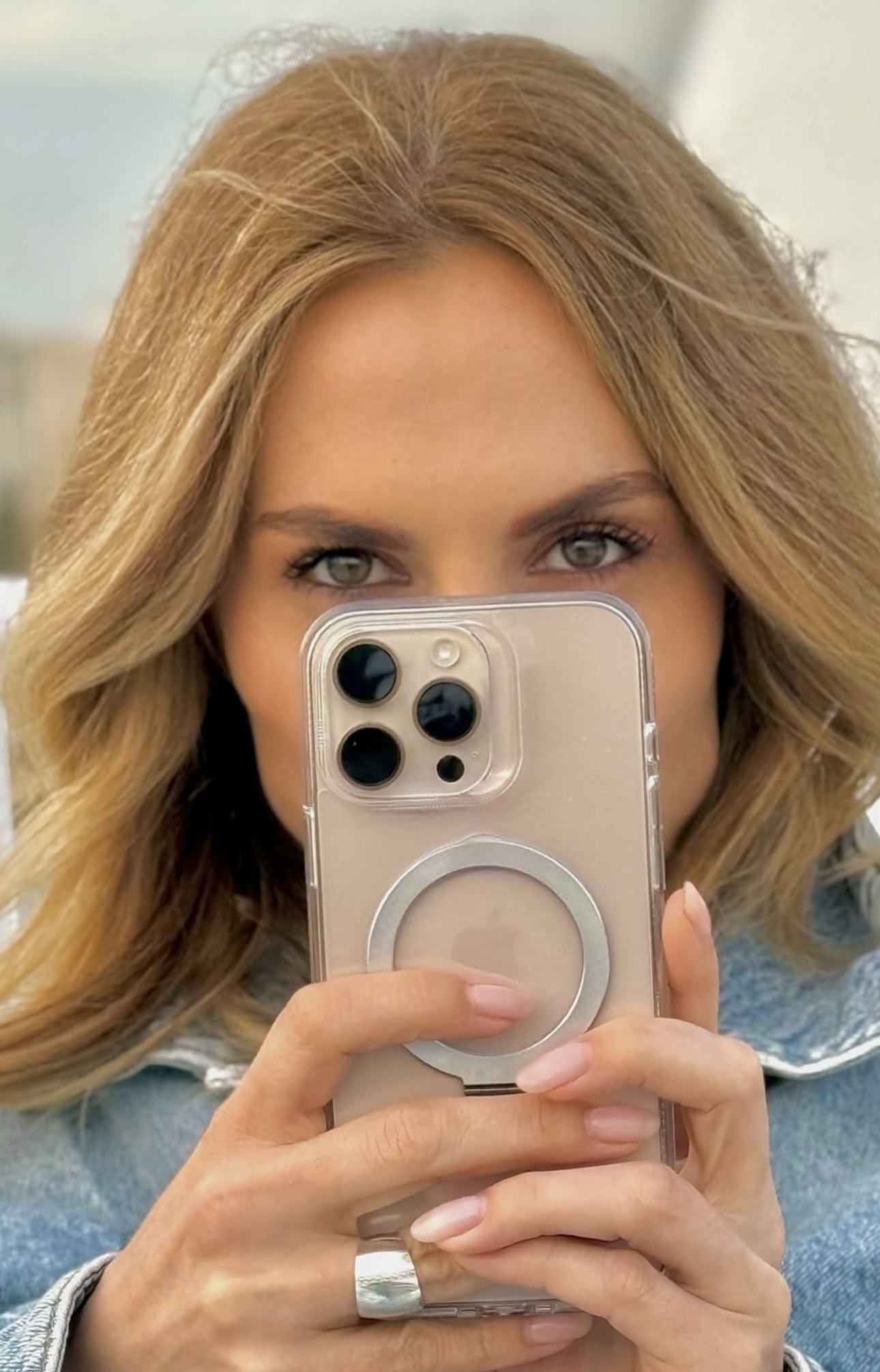 η Ντορέττα Παπαδητρίου με lip gloss nails